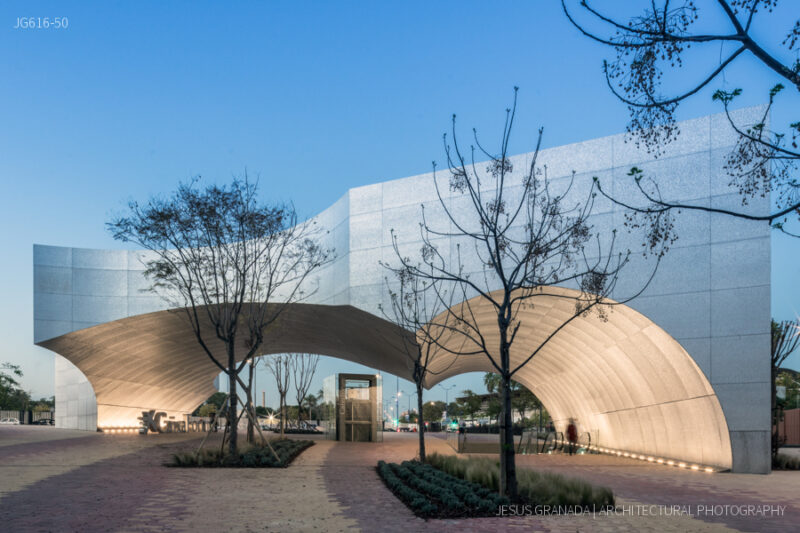 Caixaforum Sevilla. Marquesina de acceso. Vista nocturna.
