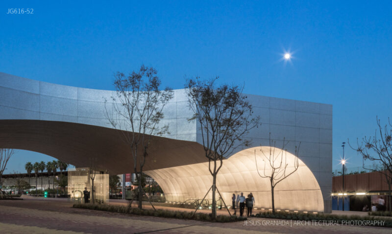 Caixaforum Sevilla. Marquesina de acceso. Vista nocturna.