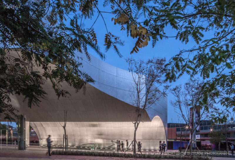 Caixaforum Sevilla. Marquesina de acceso. Vista nocturna.