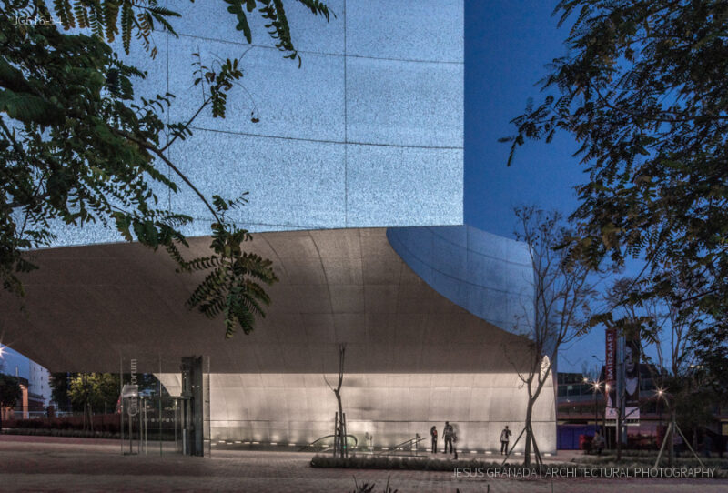 Caixaforum Sevilla. Marquesina de acceso. Vista nocturna.