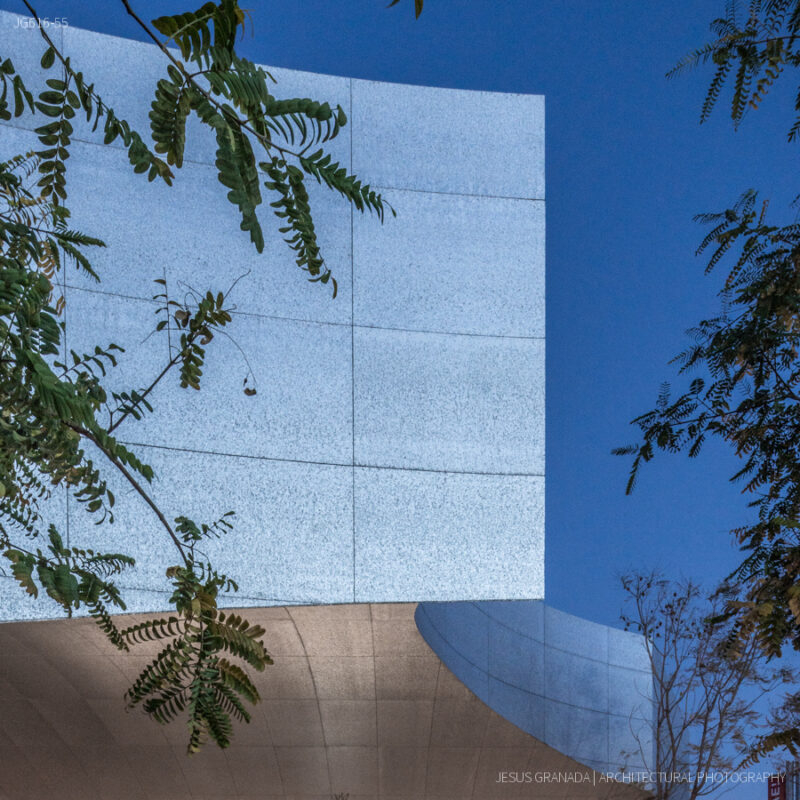 Caixaforum Sevilla. Marquesina de acceso. Vista nocturna.