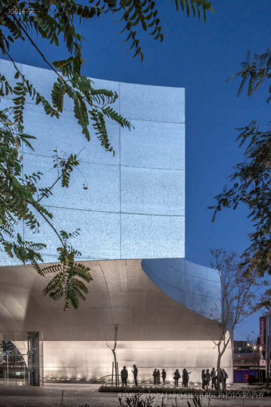 Caixaforum Sevilla. Marquesina de acceso. Vista nocturna.