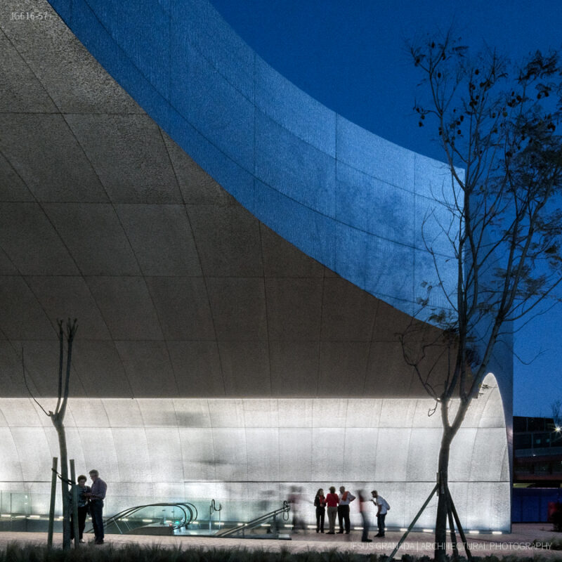 Caixaforum Sevilla. Marquesina de acceso. Vista nocturna.
