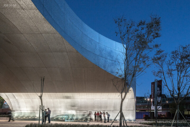 Caixaforum Sevilla. Marquesina de acceso. Vista nocturna.