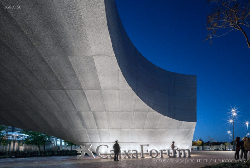Caixaforum Sevilla. Marquesina de acceso. Vista nocturna.