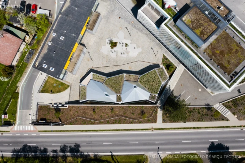 OFICINAS-MODULARES-CHYBIK-KRISTOF-KOMA-ALUMINIO-JG996-12s-1 Oficinas Modulares en Vizovice, República Checa