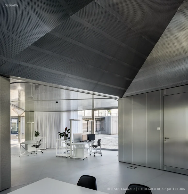 OFICINAS-MODULARES-CHYBIK-KRISTOF-KOMA-ALUMINIO-JG996-48s-1 Oficinas Modulares en Vizovice, República Checa