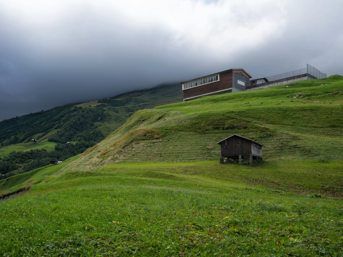 Pabellón de usos múltiples en Vrin, Suiza  |  Gion Caminada, arquitecto