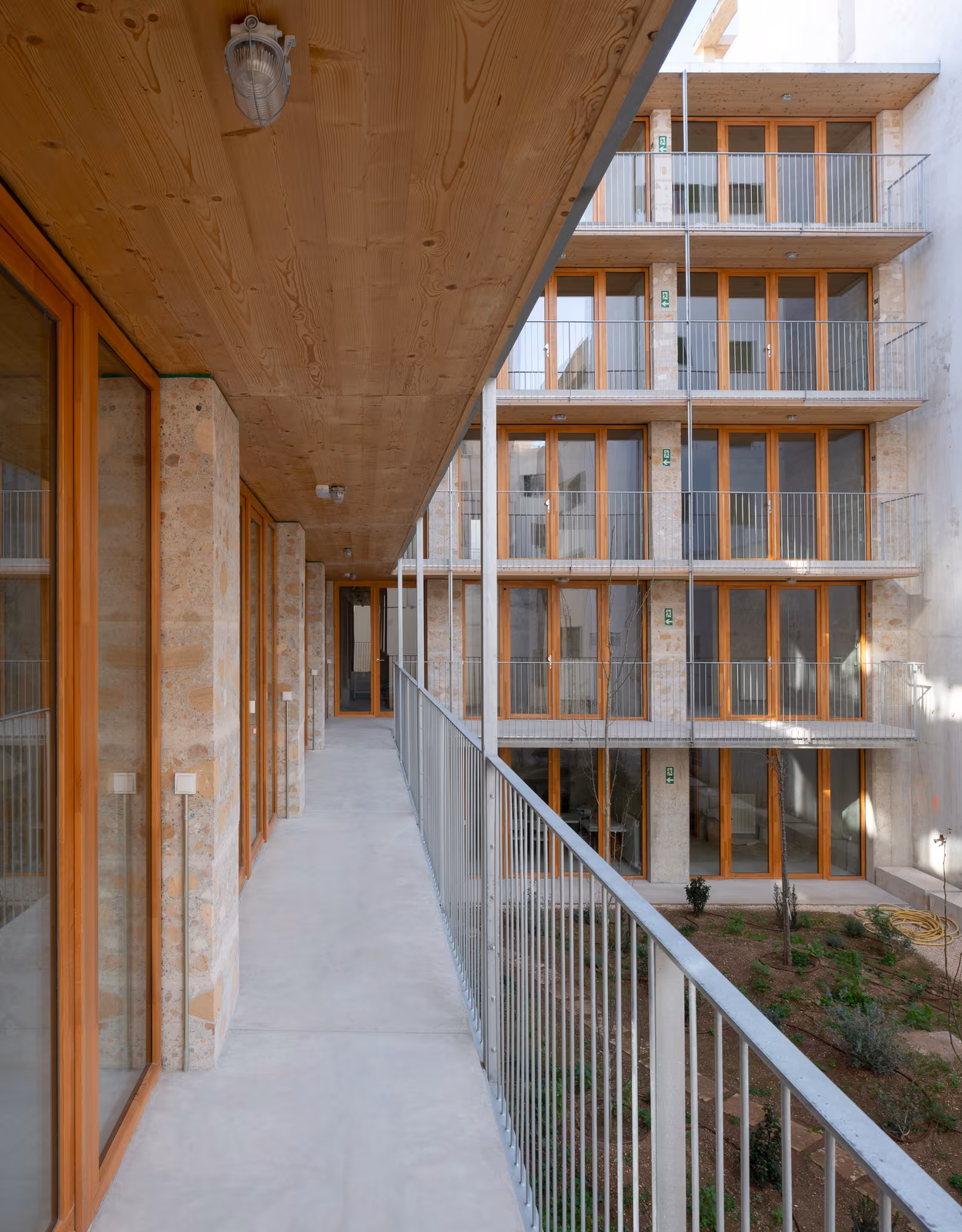 Galería de acceso a las viviendas. Harquitectes. España. Fotografía de Jesús Granada.