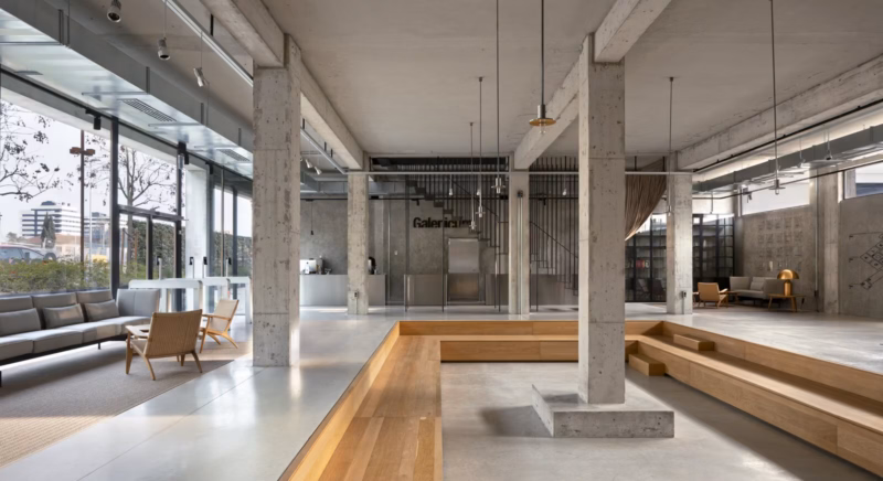 Espacio de acceso y ocio colectivo. Oficinas Galenicum en Esplugues, España. Harquitectes. Fotografía de Jesús Granada.