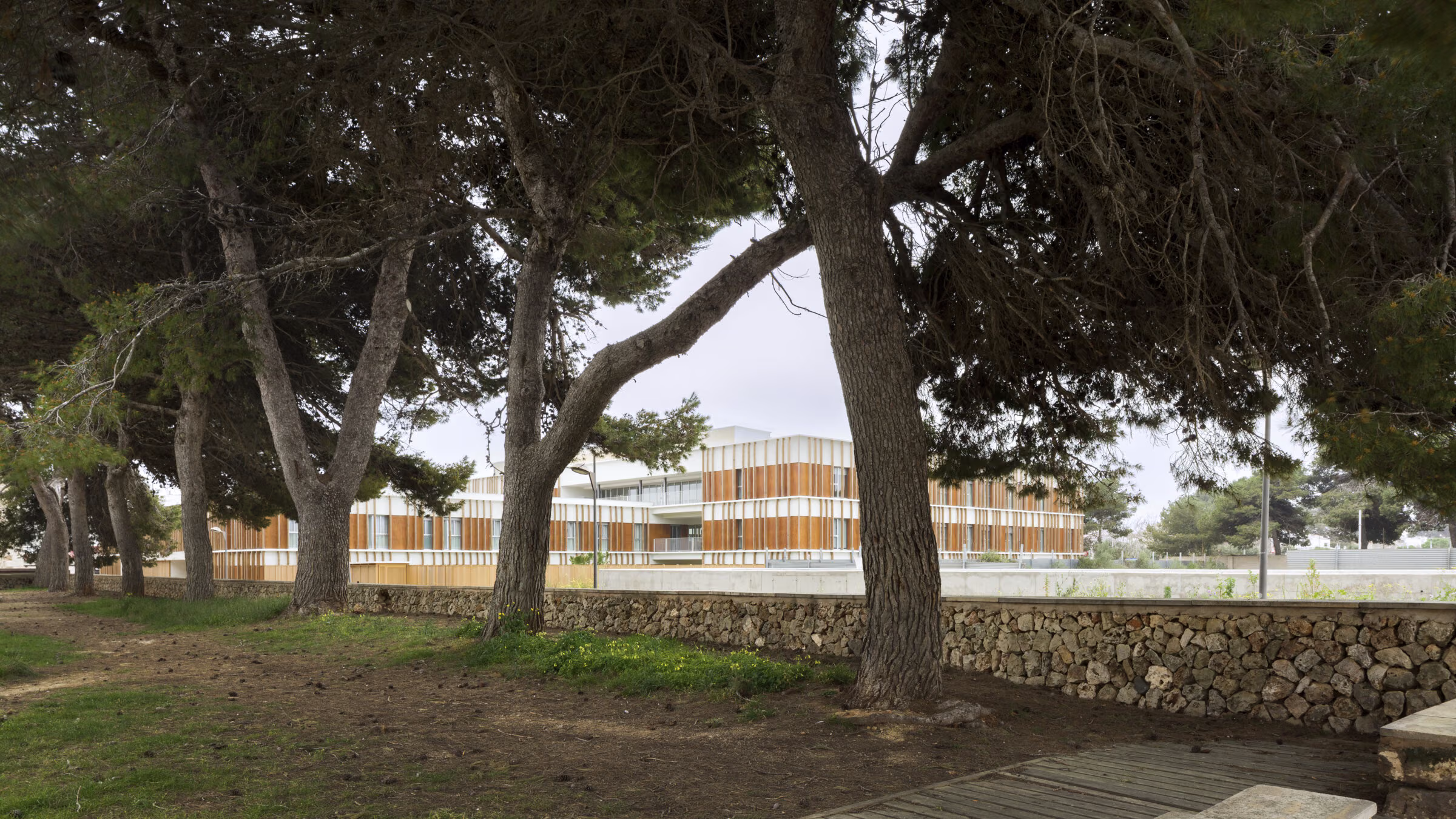 La residencia integrada en el perfil de Mahón, solar del antiguo Cuartel de Santiago. Residencia personas dependientes en Mahón, Menorca. Antonio González Liñán, SV60 Arquitectos. Fotografía de Jesús Granada.
