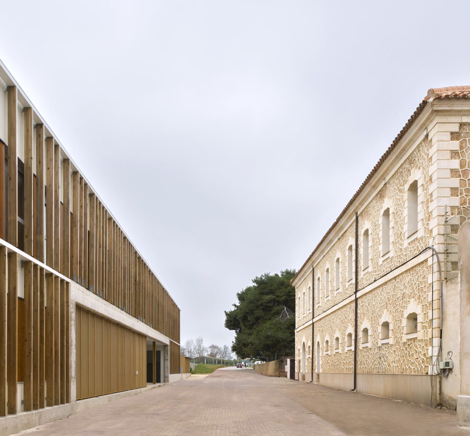 Detalle de los volúmenes maclados y la envolvente multicapa de madera y hormigón. Residencia personas dependientes en Mahón, Menorca. Antonio González Liñán, SV60 Arquitectos. Fotografía de Jesús Granada