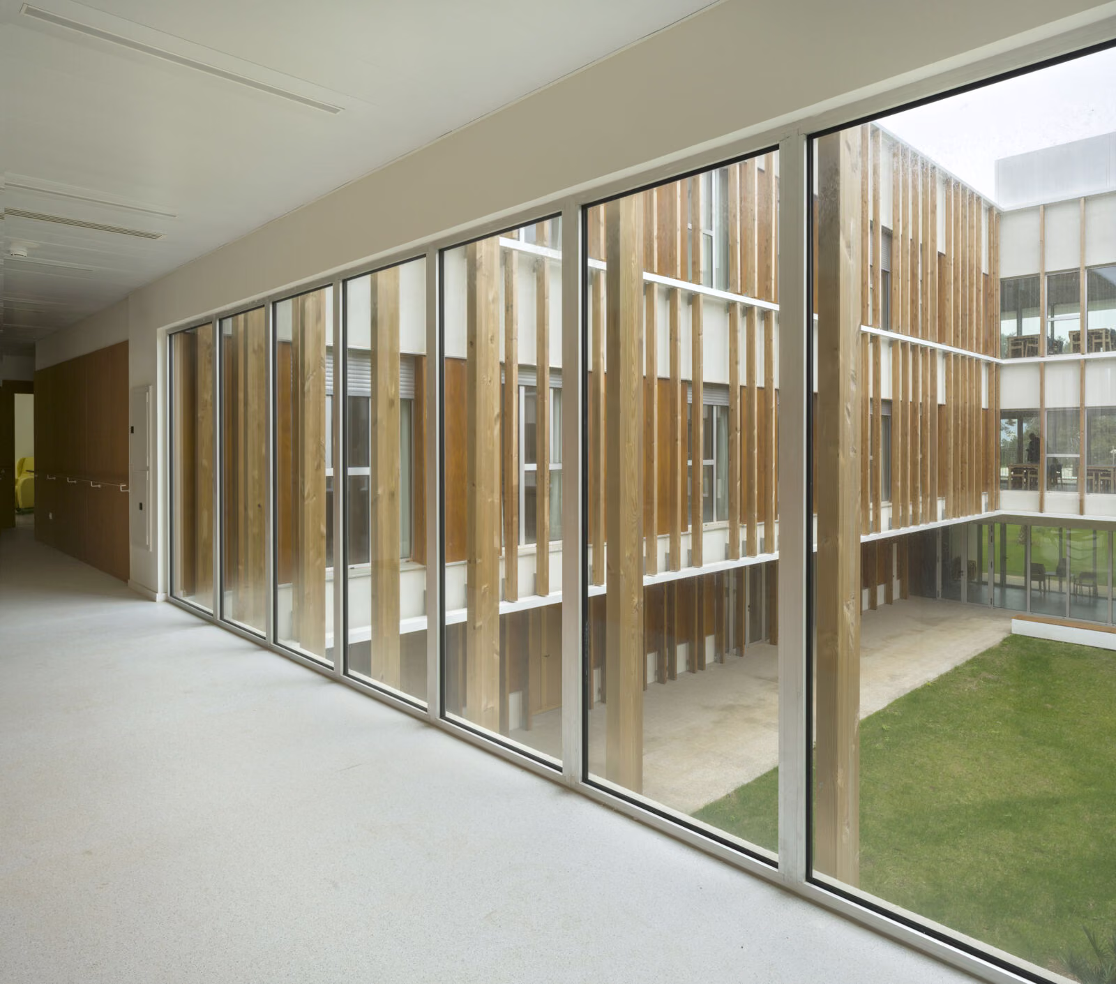 Espacio interior de la residencia, luz natural controlada por la envolvente de altas prestaciones. Residencia personas dependientes en Mahón, Menorca. Antonio González Liñán, SV60 Arquitectos. Fotografía de Jesús Granada
