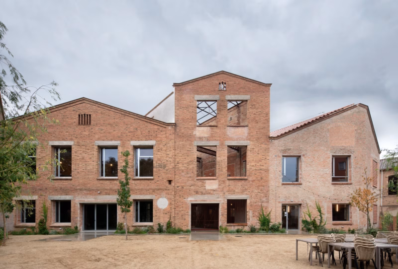 Fachada de ladrillo cerámico con el ritmo regular de pilastras y huecos originales. Centro PRODIS en Terrassa, España. Harquitectes. Fotografía de Jesús Granada.