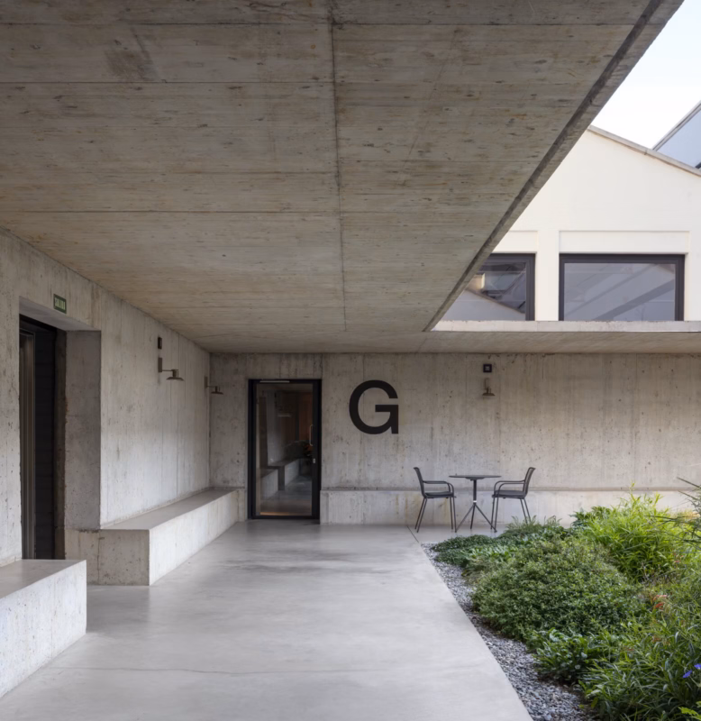 Central cloister courtyard with garden and connections to inner workspaces. Galenicum Headquarters in Esplugues, Spain. Harquitectes. Photograph by Jesús Granada.